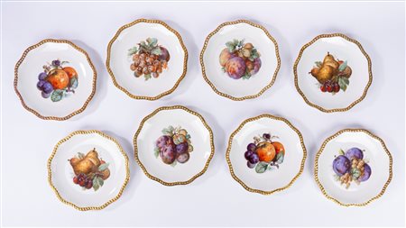 Otto piatti da frutta in porcellana con decoro policromo alla frutta e bordo mosso dorato. Bavaria, Roloff, secolo XX