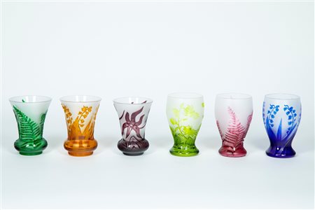Sei bicchieri in cristallo inciso a motivi floreali policromi