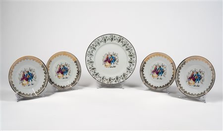 Set da dessert in porcellana bianca con bordo dorato e scena galante, Manifattura tedesca.