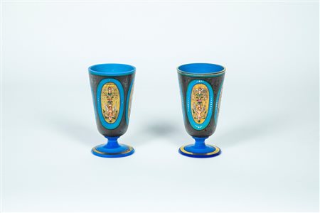 Coppia di calici in pasta vitrea blu con decoro a mano.