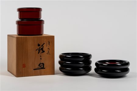 Set di cinque ciotole laccate rosse e nere di manifattura giapponese entro scatola in legno più due scatole laccate rosso nere a matriosca