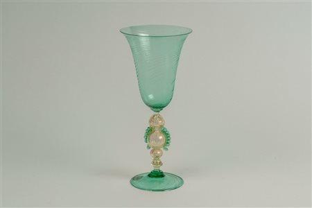 Nason - Calice in vetro di murano verde spiraliforme con stelo con inclusioni in oro e applicazioni laterali spiraliformi, firmato alla base