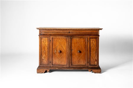 Madia a due ante con decoro a intarsio geometrico. Toscana, secolo XVIII