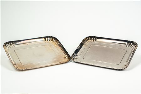 Due vassoi rettangolari in metallo argentato con angoli scanalati a foggia di cabaret