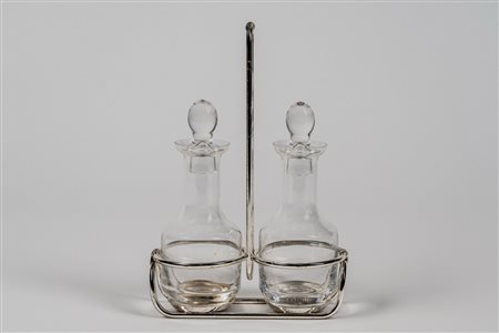 Oliera con struttura in metallo e due bottiglie con tappo in vetro trasparente