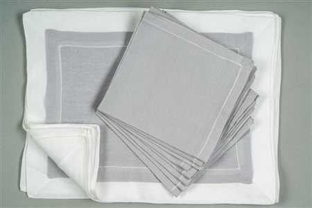 Otto tovagliette all'americana in lino color ghiaccio con bordura bianca con otto tovaglioli color ghiaccio, Marinette, Saint Tropez