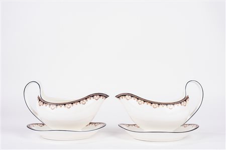 Coppia di salsiere in porcellana bianca decorata in policromia, Wedgwood