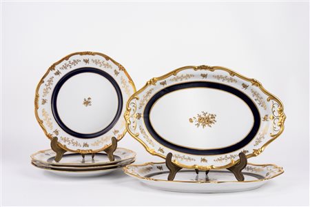 Lotto composto da quattro piatti piani e due piatti da portata ovali in porcellana bianca decorata in blu e oro, Weimar