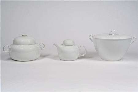 Teiera e due zuppiere biansata con coperchio in ceramica bianca, fine secolo XX - inizio XXI