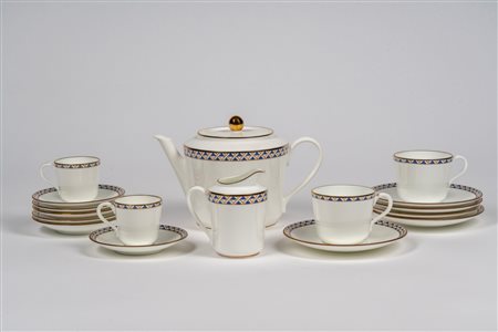Richard Ginori, Manifattura di Laveno, Servizio "Zaffiro" in porcellana bianca profilata in oro con bordo con decoro gemetrico