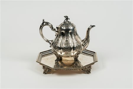 Manifattura inglese inizio secolo XX - Lotto composto da un'alzata e una teiera 