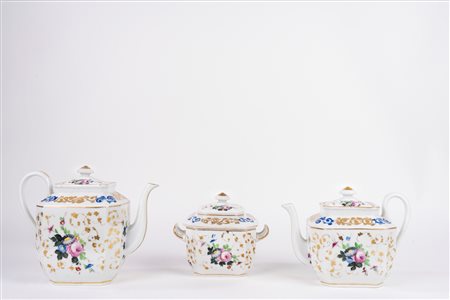 Lotto composto da teiera, caffettiera e zuccheriera in porcellana decorata in policromia, Francia