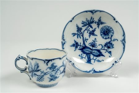 Tazza da te con piattino in porcellana con decoro a cipolla in blu. Villeroy & Bosh, Dresden, secolo XX