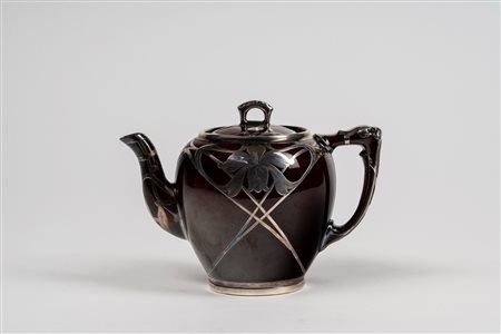 Manifattura inizio secolo XX, Teiera in ceramica con corpo bombato a fondo monocromo decorata con applicazioni di gusto liberty in argento