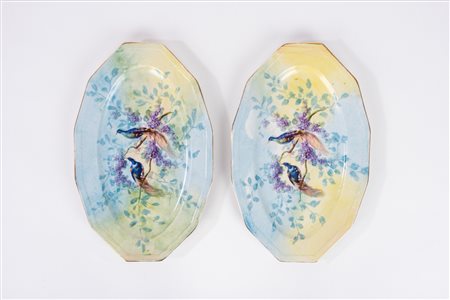 Coppia di piatti da portata in porcellana decorata in policromia con uccelli su rami fioriti, Limoges France
