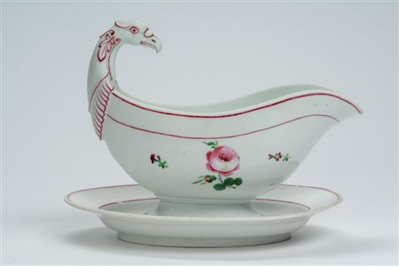 Salsiera a barca con presa a testa di cigno e vassoietto ovale in porcellana decorata “alla rosa” e a fiori sparsi con filetti nei toni del porpora. Germania, Schlagenwal, 1810 circa.