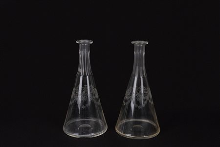 Coppia di bottiglie in vetro inciso a motivi floreali, inizi secolo XX