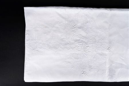 Grande tovaglia in lino ricamata a mano