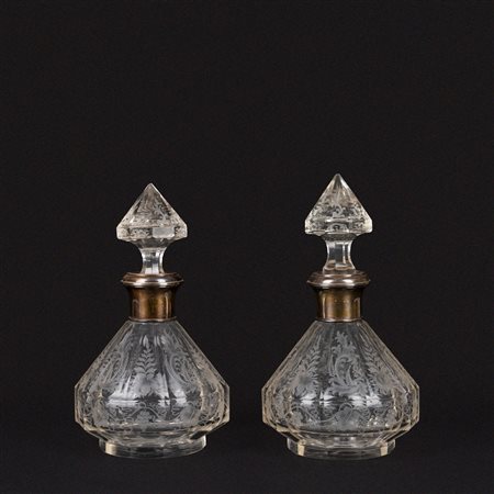 Coppia di decanter in cristallo inciso a motivi vegetali e una bottiglia con tappo in cristallo ornata da decorazioni in bronzo dorato (h cm 24) 