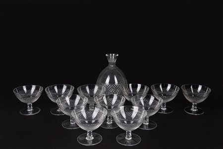 Servizio composto da undici coppe da champagne e  una bottiglia in vetro inciso a motivi geometrici