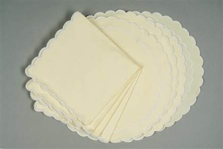 Pratesi. Quattro tovagliette da colazione circolari in raso di cotone con quattro tovaglioli giallo chiaro e ricamo floreale 