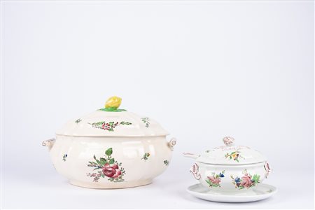 Zuppiera e salsiera in porcellana decorata in policromia, Strassbourg Richard 