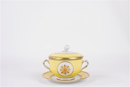 Porta uovo in porcellana bianca, gialla e oro, con piattino e coperchio, Ginori a Doccia, inizi secolo XX