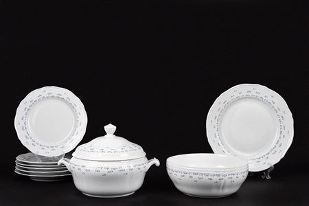 Parte di servizio in porcellana bianca a piccoli decori blu e rossi, Richard Ginori