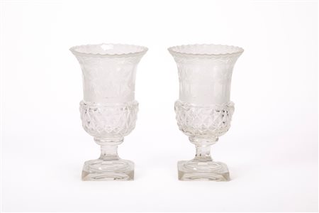 Coppia di vasi "Medici" in cristallo incolore molato e inciso. Inizio secolo XX