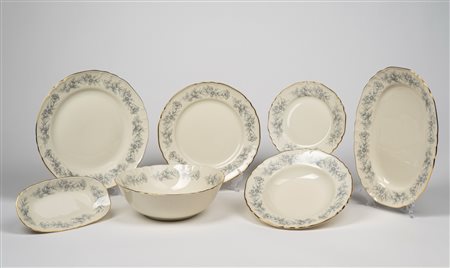 Servizio da dodici in porcellana avorio con bordo decorato a fiori e profili mossi e dorati. Richard Ginori, secolo XX