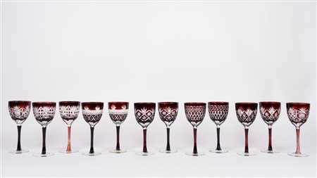 Servizio da dodici calici in cristallo di Boemia rosso molato e inciso