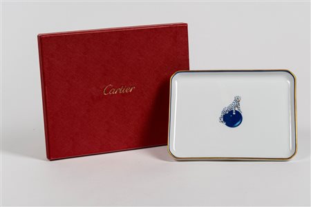 Limoges per Cartier, Vassoietto in porcellana con profilo dorato e filetto blu cobalto decorato al centro da un ghepardo su sfera celestre