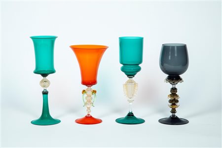 Quattro calici a stelo alto policromi con decoro a foglia oro, XX secolo