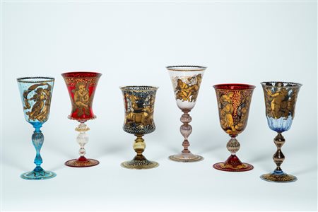 Collezione di sei coppe di diverse misure in vetro di Murano policromo dipinti a mano in oro a soggetti mitologici. Inizio secolo XX