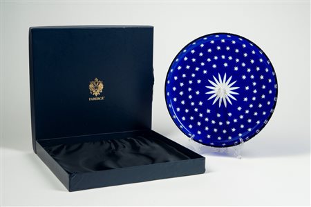 Fabergè. Piatto in cristallo blu cobalto inciso alla mola con motivo a stella