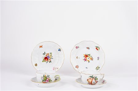 Lotto composto da due differenti tazze da te con piattino e piatto da dolce, in porcellana decorata a frutti. Herend, Hungary