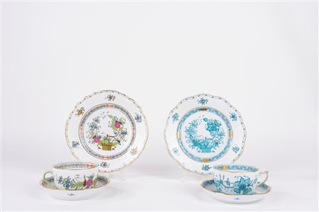 Lotto composto da due differenti tazze da te con piattino e piatto da dolce, in porcellana decorata in policromia, Herend