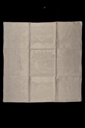 Importante tovaglia in lino decorata con vedute di Roma, Venezia e Milano tra pagode angolari lungo il bordo