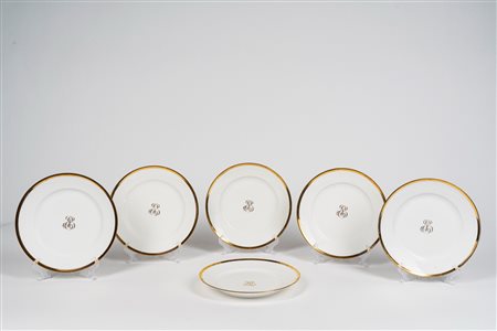 Manifattura Darte Freres, Parigi 1820 circa. Gruppo di trentaquattro piatti in porcellana bianca con bordo e monogramma centrale dorato