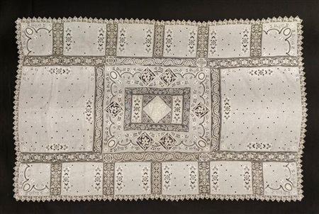 Elegante tovaglia in lino decorata a riquadri con stemma centrale recante motto "Deus et gladium" tra motivi floreali e stilizzati 