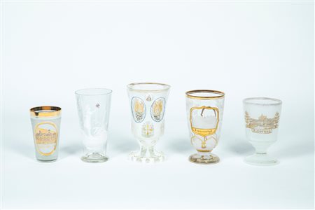 Cinque bicchieri in vetro e cristallo trasparente e bianco decorato a dorature con soggetti differenti, late 19th century-early 20th century 