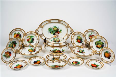 Importante servizio in porcellana bianca a bordo mosso e dorato finemente decorato a frutti. Meissen, inizi del XIX secolo