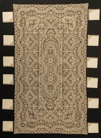 Eccezionale tovaglia ricamata a mano in pizzo di Burano color sabbia