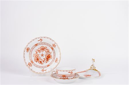 Lotto composto da una tazza da tè con piattino, un piatto da dolce ed un porta bon-bon in porcellana di Herend con decoro ruggine 