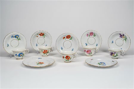 Cinque tazze con piattino e due piattini da dolce in porcellana decorata a fiori. Meissen, fine secolo XIX-XX