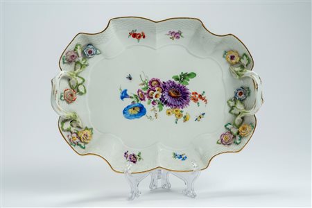 Vassoio biansato in porcellana decorata in policromia e a rilievo con motivi floreali e insetti. Manifattura di Meissen, metà secolo XIX.