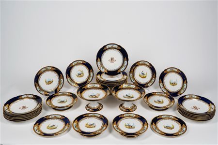 Elegante servizio in porcellana a bordo blu cobalto e oro con animali e monogramma "R". Parigi, Pillivuyt & CH.s Dupuis e Cis, 1860 circa