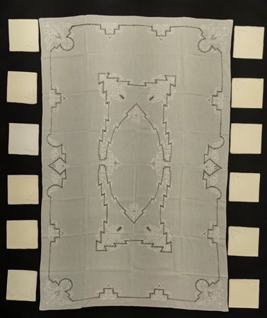 Tovaglia rettangolare in mussola di lino con medaglione centrale e bordo ricamato e traforato a motivo geometrico stilizzato