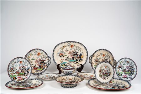 Manifattura Wedgwood, 1900 circa. Servizio di piatti in ceramica a decoro "chusan" policromo a paesaggi di gusto orientale, rami fioriti, uccelli e bordo con ghirlanda decorativa