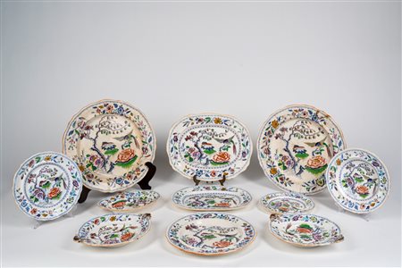 Manifattura di Davenport, fine secolo XIX. Servizio di piatti in ceramica a bordo sagomato decorato in policromia a paesaggio di gusto orientale con rami fogliacei, uccelli e tralci floreali